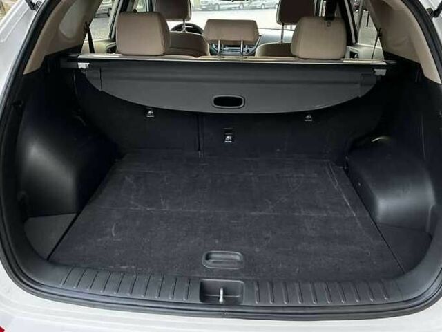 Белый Хендай Туксон, объемом двигателя 2 л и пробегом 99 тыс. км за 10600 $, фото 6 на Automoto.ua