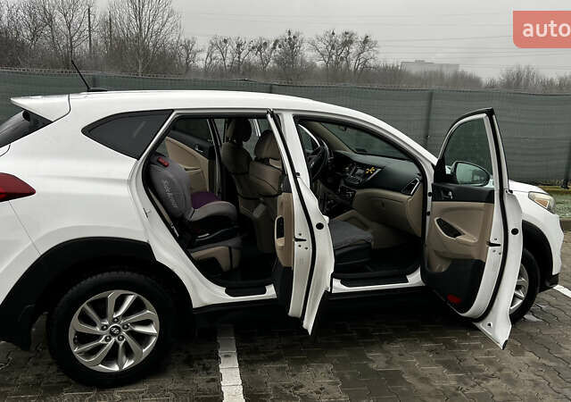 Белый Хендай Туксон, объемом двигателя 2 л и пробегом 180 тыс. км за 16300 $, фото 13 на Automoto.ua