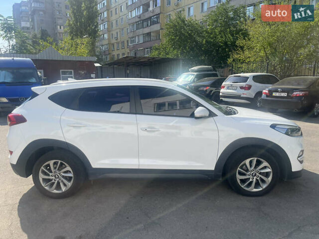 Белый Хендай Туксон, объемом двигателя 2 л и пробегом 230 тыс. км за 16800 $, фото 2 на Automoto.ua