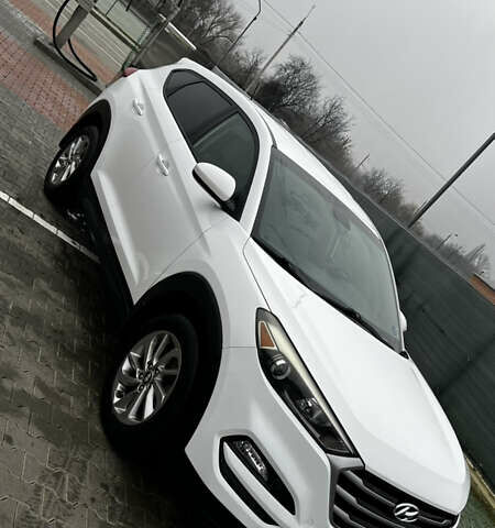 Белый Хендай Туксон, объемом двигателя 2 л и пробегом 180 тыс. км за 16300 $, фото 1 на Automoto.ua