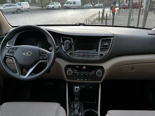 Белый Хендай Туксон, объемом двигателя 2 л и пробегом 99 тыс. км за 10600 $, фото 2 на Automoto.ua