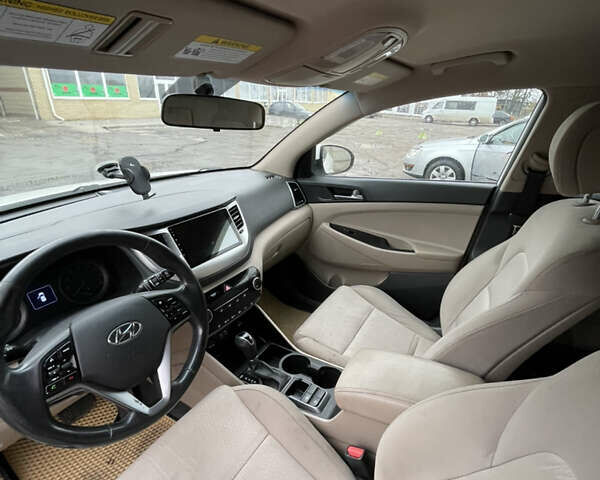 Белый Хендай Туксон, объемом двигателя 1.59 л и пробегом 156 тыс. км за 16000 $, фото 16 на Automoto.ua