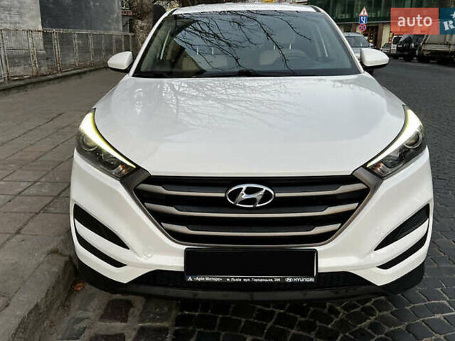 Белый Хендай Туксон, объемом двигателя 2 л и пробегом 99 тыс. км за 12600 $, фото 1 на Automoto.ua