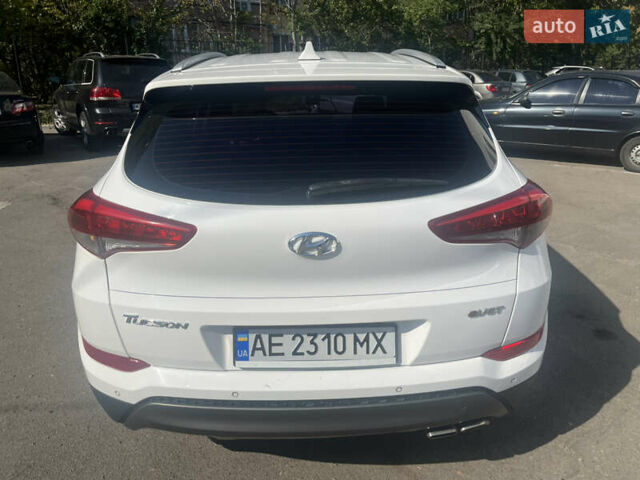 Белый Хендай Туксон, объемом двигателя 2 л и пробегом 230 тыс. км за 16800 $, фото 1 на Automoto.ua