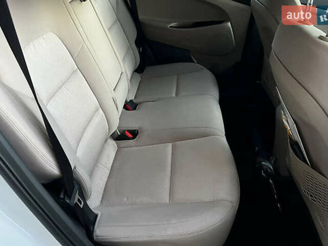 Белый Хендай Туксон, объемом двигателя 2 л и пробегом 99 тыс. км за 12600 $, фото 5 на Automoto.ua