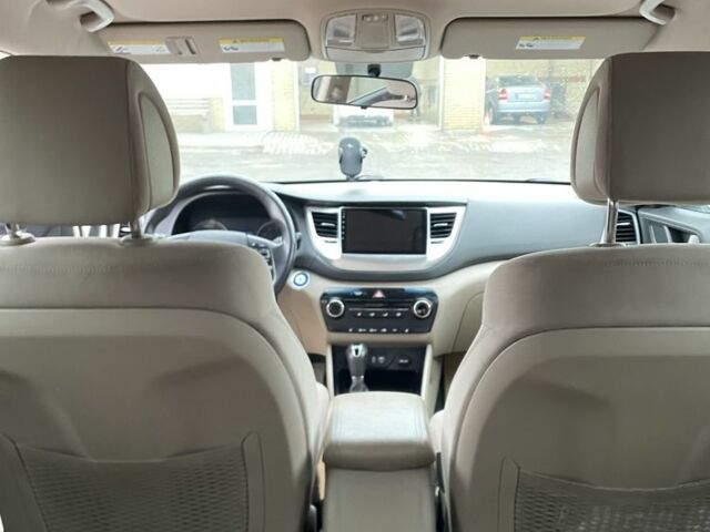 Белый Хендай Туксон, объемом двигателя 1.6 л и пробегом 156 тыс. км за 16000 $, фото 17 на Automoto.ua