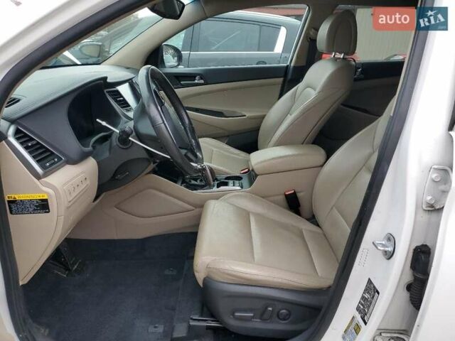 Белый Хендай Туксон, объемом двигателя 1.6 л и пробегом 137 тыс. км за 3000 $, фото 6 на Automoto.ua