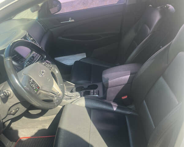 Белый Хендай Туксон, объемом двигателя 2 л и пробегом 230 тыс. км за 16800 $, фото 7 на Automoto.ua