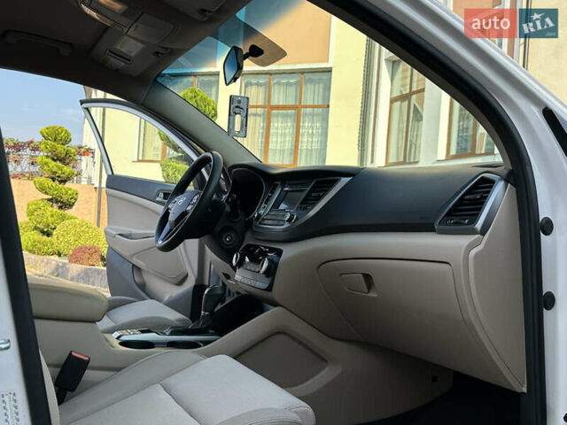 Белый Хендай Туксон, объемом двигателя 2 л и пробегом 161 тыс. км за 13750 $, фото 79 на Automoto.ua