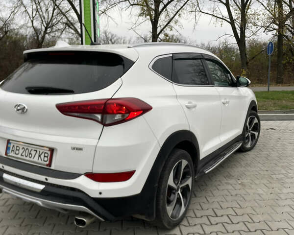 Белый Хендай Туксон, объемом двигателя 1.59 л и пробегом 156 тыс. км за 16000 $, фото 4 на Automoto.ua