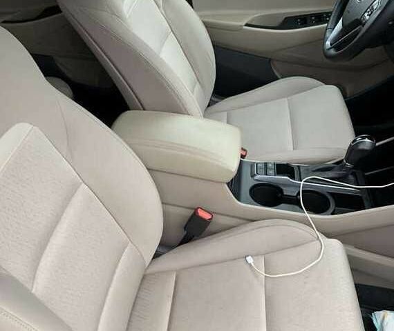 Белый Хендай Туксон, объемом двигателя 1.6 л и пробегом 122 тыс. км за 9700 $, фото 7 на Automoto.ua