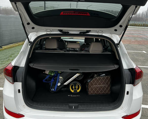 Белый Хендай Туксон, объемом двигателя 2 л и пробегом 180 тыс. км за 16300 $, фото 6 на Automoto.ua