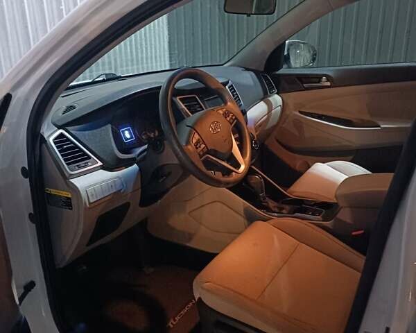 Білий Хендай Туксон, об'ємом двигуна 2 л та пробігом 97 тис. км за 14200 $, фото 12 на Automoto.ua