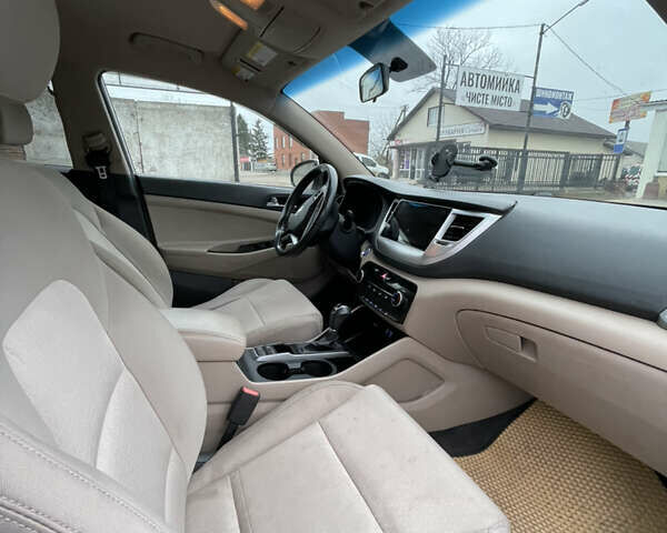 Белый Хендай Туксон, объемом двигателя 1.59 л и пробегом 156 тыс. км за 16000 $, фото 9 на Automoto.ua