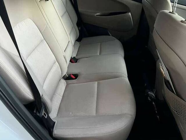 Белый Хендай Туксон, объемом двигателя 2 л и пробегом 99 тыс. км за 10600 $, фото 5 на Automoto.ua