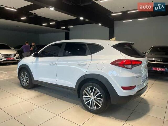 Белый Хендай Туксон, объемом двигателя 2 л и пробегом 152 тыс. км за 18800 $, фото 5 на Automoto.ua