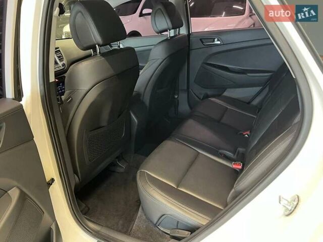 Белый Хендай Туксон, объемом двигателя 2 л и пробегом 152 тыс. км за 18800 $, фото 18 на Automoto.ua