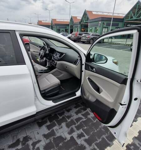 Білий Хендай Туксон, об'ємом двигуна 1.59 л та пробігом 110 тис. км за 15800 $, фото 5 на Automoto.ua