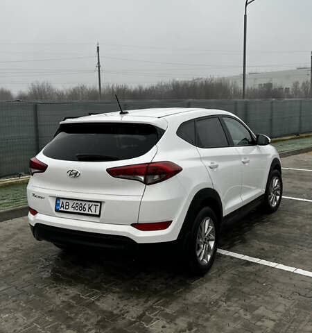 Белый Хендай Туксон, объемом двигателя 2 л и пробегом 180 тыс. км за 16300 $, фото 3 на Automoto.ua