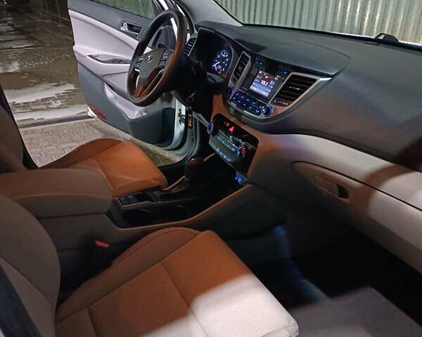 Білий Хендай Туксон, об'ємом двигуна 2 л та пробігом 97 тис. км за 14200 $, фото 16 на Automoto.ua