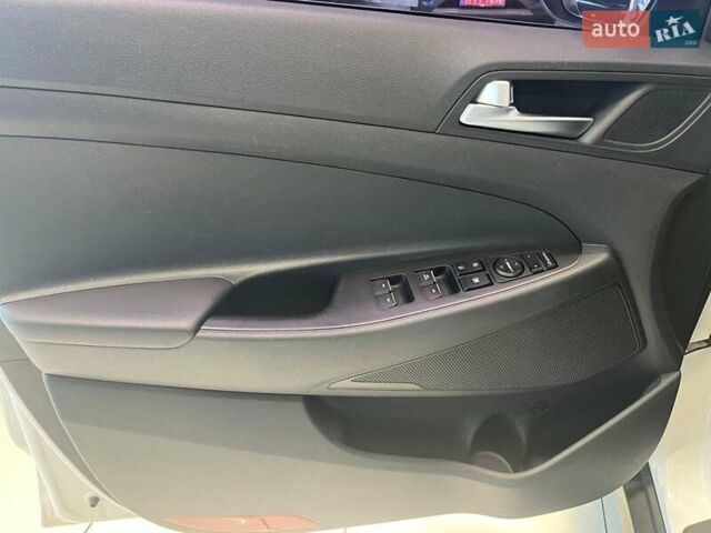 Белый Хендай Туксон, объемом двигателя 2 л и пробегом 152 тыс. км за 18800 $, фото 10 на Automoto.ua