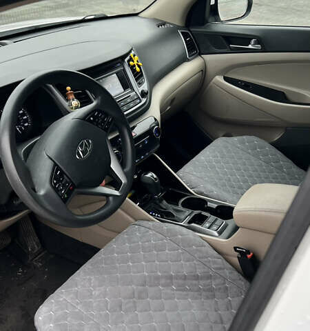 Белый Хендай Туксон, объемом двигателя 2 л и пробегом 180 тыс. км за 16300 $, фото 11 на Automoto.ua