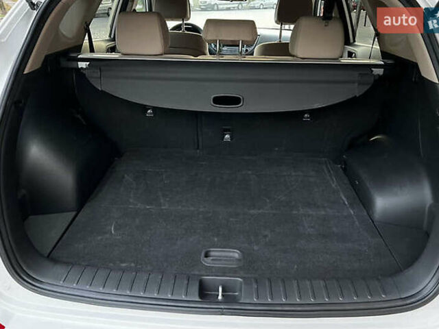 Белый Хендай Туксон, объемом двигателя 2 л и пробегом 99 тыс. км за 12600 $, фото 7 на Automoto.ua