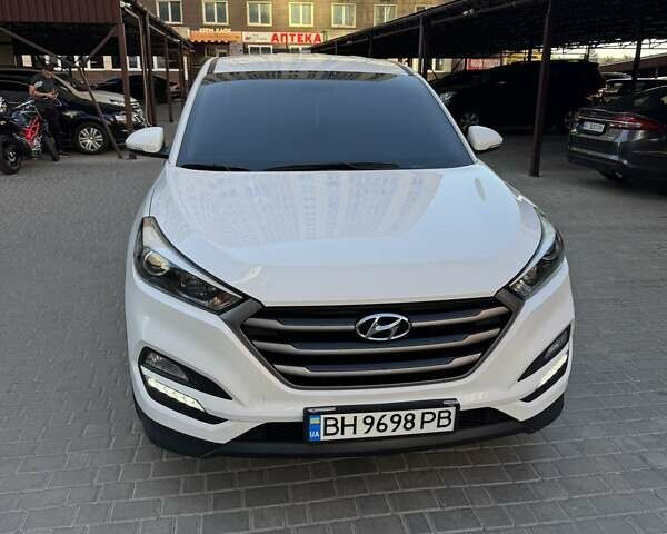 Белый Хендай Туксон, объемом двигателя 2 л и пробегом 136 тыс. км за 17500 $, фото 4 на Automoto.ua