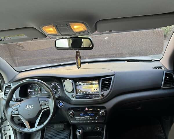 Белый Хендай Туксон, объемом двигателя 2 л и пробегом 136 тыс. км за 17500 $, фото 3 на Automoto.ua