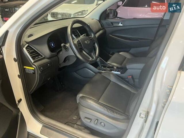 Белый Хендай Туксон, объемом двигателя 2 л и пробегом 152 тыс. км за 18800 $, фото 17 на Automoto.ua