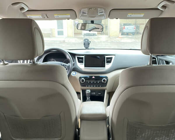 Белый Хендай Туксон, объемом двигателя 1.59 л и пробегом 156 тыс. км за 16000 $, фото 17 на Automoto.ua