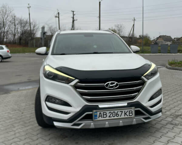 Белый Хендай Туксон, объемом двигателя 1.59 л и пробегом 156 тыс. км за 16000 $, фото 1 на Automoto.ua