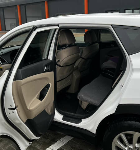 Белый Хендай Туксон, объемом двигателя 2 л и пробегом 180 тыс. км за 16300 $, фото 8 на Automoto.ua