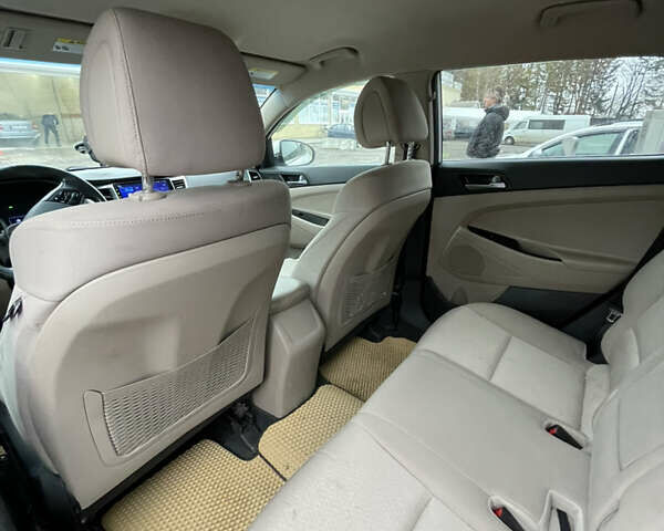 Белый Хендай Туксон, объемом двигателя 1.59 л и пробегом 156 тыс. км за 16000 $, фото 12 на Automoto.ua