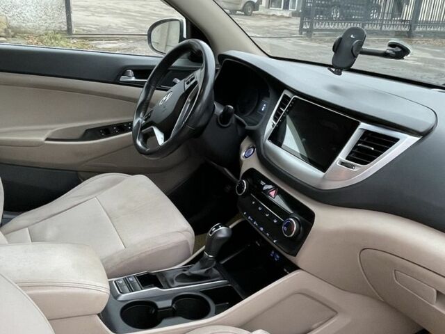 Белый Хендай Туксон, объемом двигателя 1.6 л и пробегом 156 тыс. км за 16000 $, фото 9 на Automoto.ua