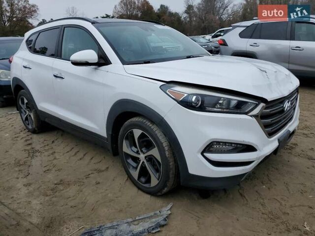 Белый Хендай Туксон, объемом двигателя 1.6 л и пробегом 137 тыс. км за 3000 $, фото 3 на Automoto.ua
