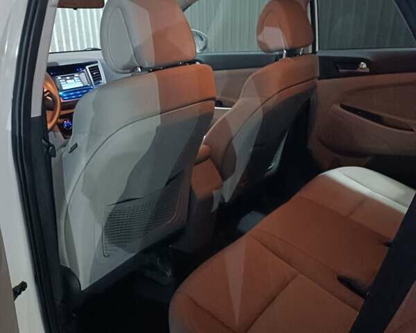 Білий Хендай Туксон, об'ємом двигуна 2 л та пробігом 97 тис. км за 14200 $, фото 15 на Automoto.ua