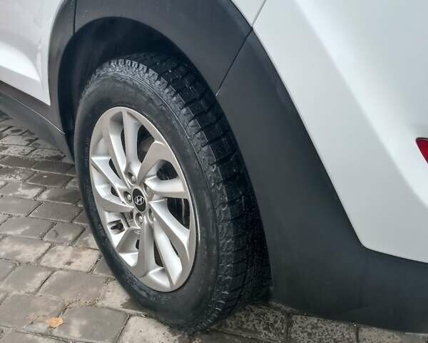 Білий Хендай Туксон, об'ємом двигуна 2 л та пробігом 97 тис. км за 14200 $, фото 11 на Automoto.ua