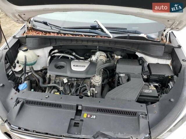 Белый Хендай Туксон, объемом двигателя 1.6 л и пробегом 137 тыс. км за 3000 $, фото 11 на Automoto.ua