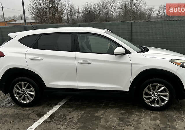Белый Хендай Туксон, объемом двигателя 2 л и пробегом 180 тыс. км за 16300 $, фото 4 на Automoto.ua