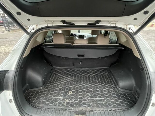 Белый Хендай Туксон, объемом двигателя 1.6 л и пробегом 156 тыс. км за 16000 $, фото 21 на Automoto.ua