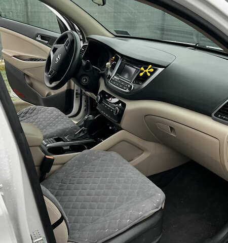 Белый Хендай Туксон, объемом двигателя 2 л и пробегом 180 тыс. км за 16300 $, фото 10 на Automoto.ua