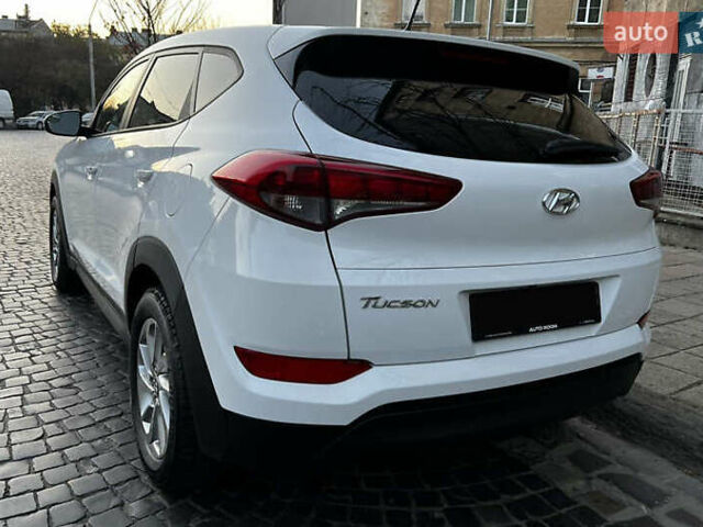 Белый Хендай Туксон, объемом двигателя 2 л и пробегом 99 тыс. км за 12600 $, фото 6 на Automoto.ua