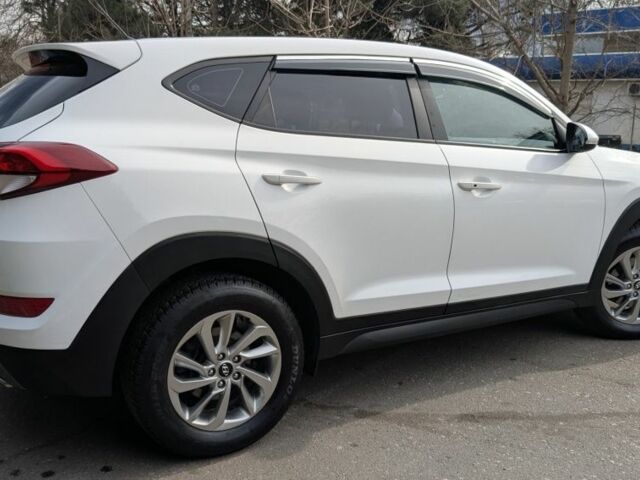 Белый Хендай Туксон, объемом двигателя 2 л и пробегом 203 тыс. км за 16500 $, фото 3 на Automoto.ua