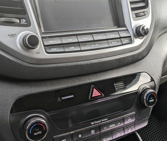 Белый Хендай Туксон, объемом двигателя 2 л и пробегом 203 тыс. км за 16500 $, фото 7 на Automoto.ua