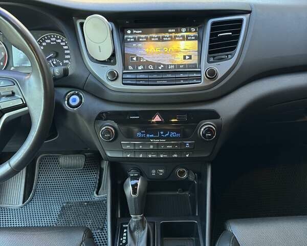 Белый Хендай Туксон, объемом двигателя 2 л и пробегом 136 тыс. км за 17500 $, фото 5 на Automoto.ua