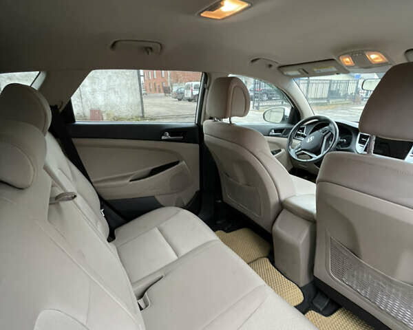 Белый Хендай Туксон, объемом двигателя 1.59 л и пробегом 156 тыс. км за 16000 $, фото 11 на Automoto.ua