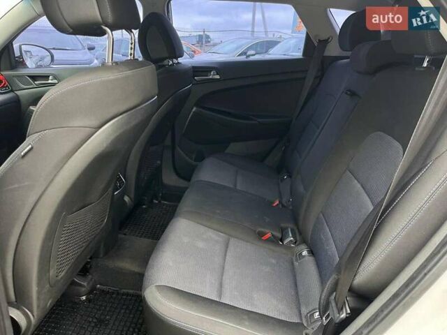 Белый Хендай Туксон, объемом двигателя 2 л и пробегом 147 тыс. км за 18740 $, фото 25 на Automoto.ua