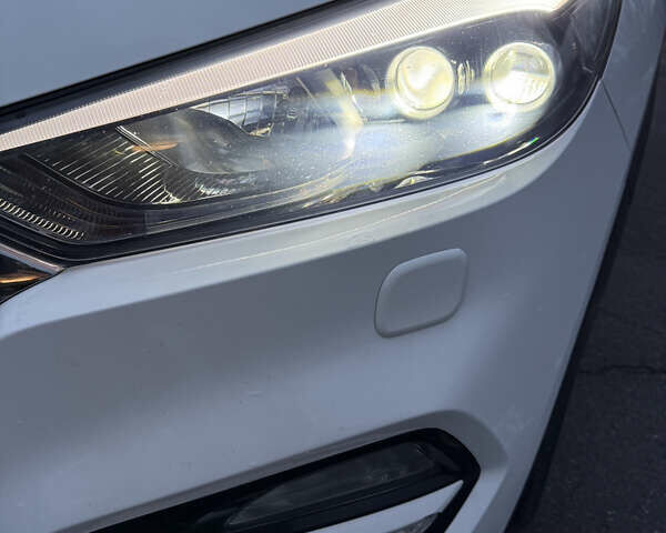 Белый Хендай Туксон, объемом двигателя 2 л и пробегом 152 тыс. км за 18500 $, фото 8 на Automoto.ua