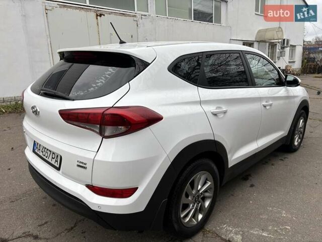 Белый Хендай Туксон, объемом двигателя 2 л и пробегом 203 тыс. км за 19000 $, фото 3 на Automoto.ua